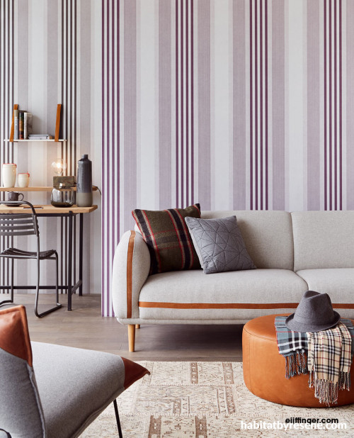 Livingroom wallpaper with vertical stripes creates a more spacious feel 