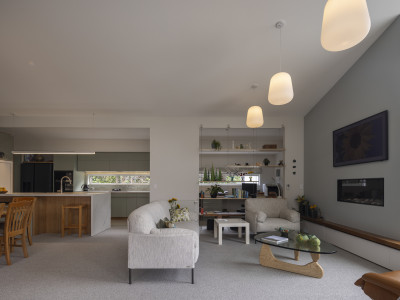 A sea breeze of colour: Where light, warmth and the coast meet at home A sea breeze of colour: Where light, warmth and the coast meet at home