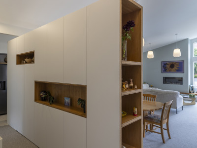 A sea breeze of colour: Where light, warmth and the coast meet at home 
