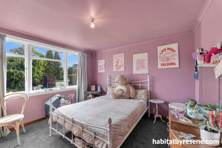 Colour drenched bedroom featuring Resene Strikemaster and Vintage