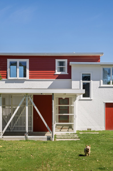 A beach house where colour connects the past and present A beach house where colour connects the past and present