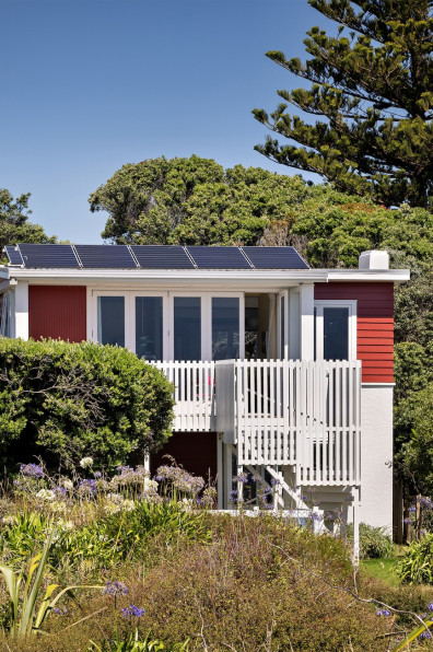A beach house where colour connects the past and present A beach house where colour connects the past and present