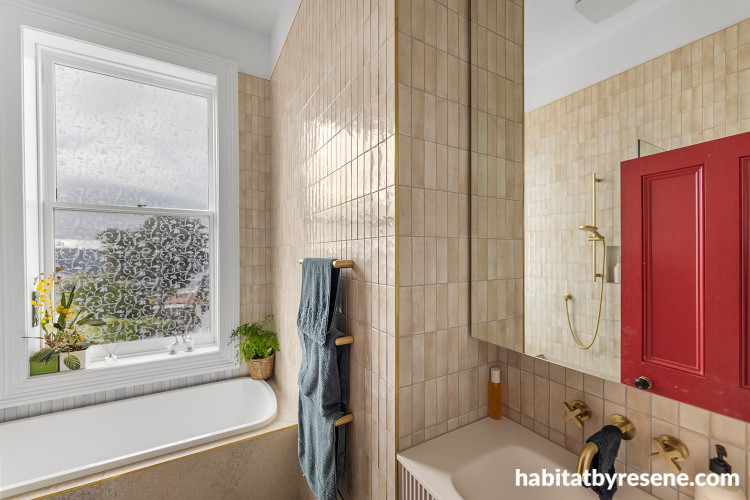 Bathroom featuring trims and ceiling in Resene Alabaster