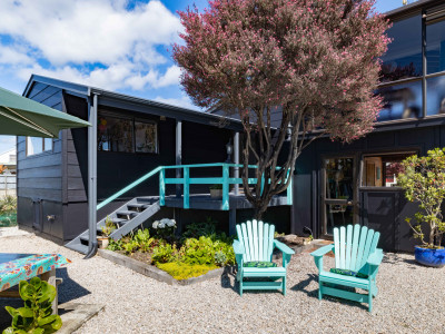 An 80s-build gets a colour injection with Resene Indian Ink and Resene Green Meets Blue in an interior designer’s own home An 80s-build gets a colour injection with Resene Indian Ink and Resene Green Meets Blue in an interior designer’s own home