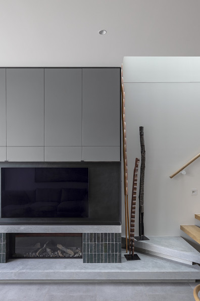 A home that balances boldness and light A home that balances boldness and light