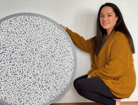 Hikurangi Edwards combines Māori carving and painting through her