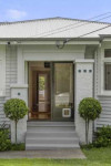 Peaceful Auckland bungalow makes a bold statement in the living room 