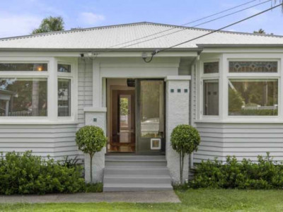 Peaceful Auckland bungalow makes a bold statement in the living room 
