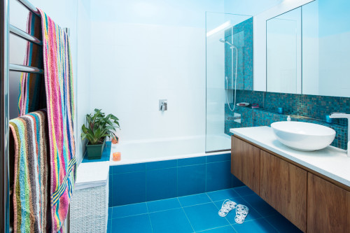blue bathroom, blue bathroom tiles, white and blue, bathroom decorating, blue interior