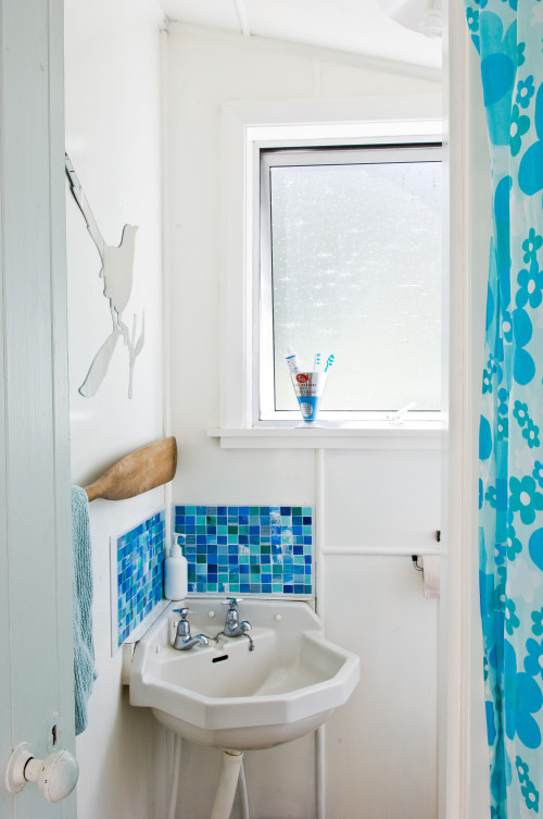 retro bach, bathroom, holiday home, white and blue bathroom