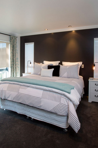 Christine and Andy go for striking yet simple