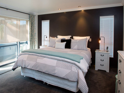 Christine and Andy go for striking yet simple Christine and Andy go for striking yet simple