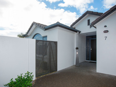 Christine and Andy go for striking yet simple Christine and Andy go for striking yet simple