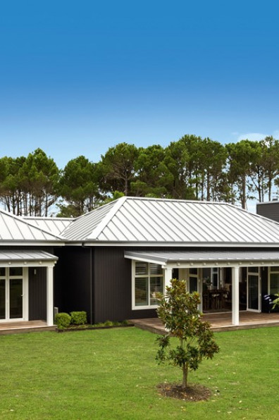 A classically-styled Matarangi bach makes the most of open-plan living A classically-styled Matarangi bach makes the most of open-plan living