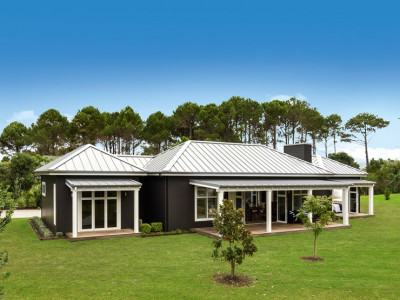 A classically-styled Matarangi bach makes the most of open-plan living