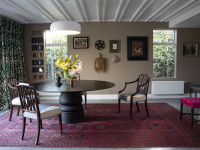 Philip and Jane’s glamorous villa looks pretty in pink Philip and Jane’s glamorous villa looks pretty in pink