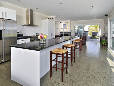 Mike and Robyn’s sun-filled Omaha beach house Mike and Robyn’s sun-filled Omaha beach house