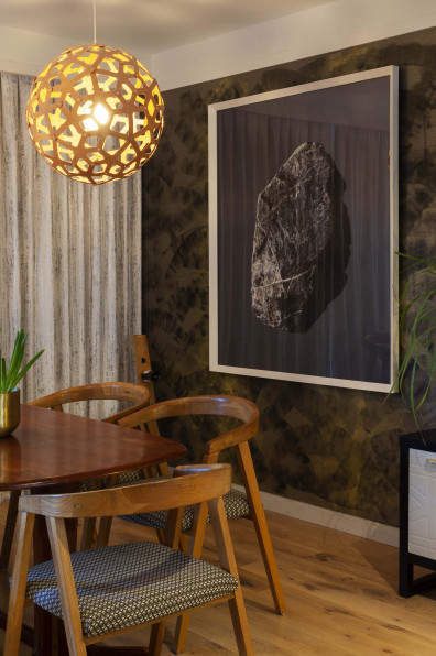 Kelly transforms a sea of vanilla into an art-inspired masterpiece Kelly transforms a sea of vanilla into an art-inspired masterpiece