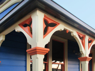 Lizzie’s cute cottage glows like a jewel Lizzie’s cute cottage glows like a jewel