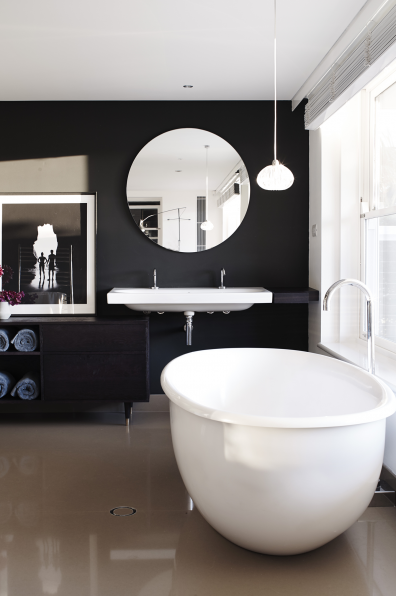 Sonia and Yasmine chase away the shadows Sonia and Yasmine chase away the shadows