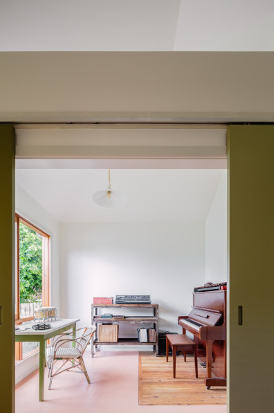 A curious cottage transforms into a contemporary haven A curious cottage transforms into a contemporary haven