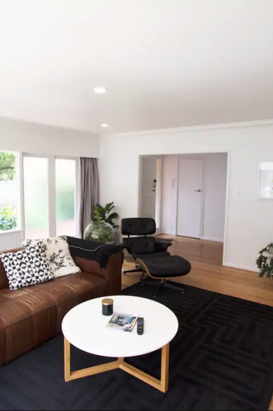 Adam’s modernised mid-mod in Napier lets the art speak for itself Adam’s modernised mid-mod in Napier lets the art speak for itself