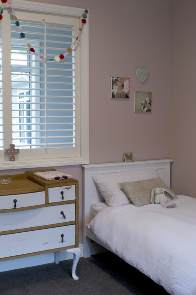 Glen and Sara embrace traditional style