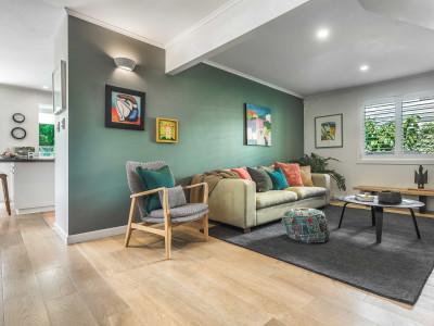 A balance between warm and cool brought this coastal charmer to life