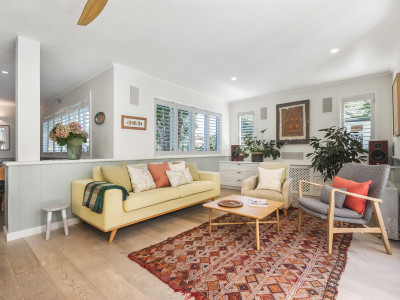 A balance between warm and cool brought this coastal charmer to life