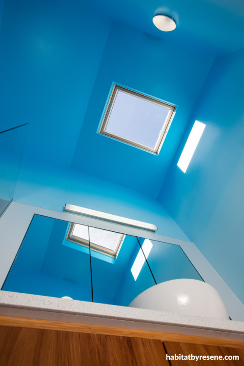 blue bathroom, skylight, blue ceiling, ombre walls, ombre blue, painting ombre 