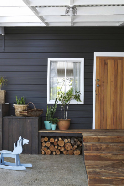 Daringly dark house exteriors