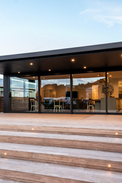 All Black Sir John Kirwan keeps it simple with black and white bach