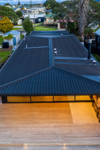 All Black Sir John Kirwan keeps it simple with black and white bach