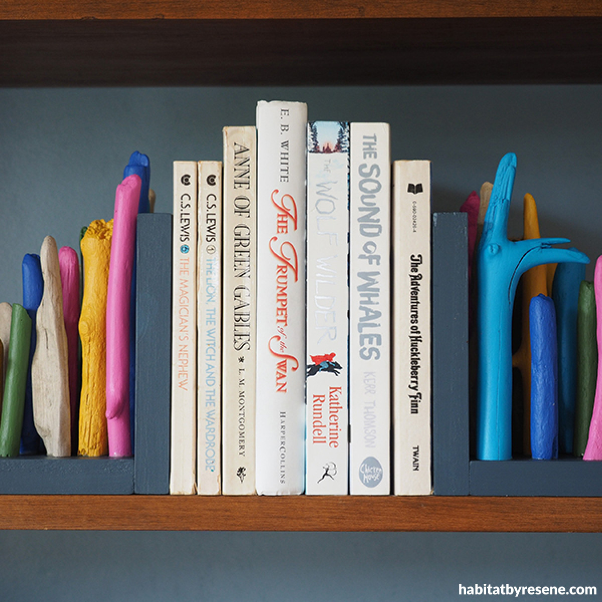 Add some pizzazz to your shelf with these DIY driftwood bookends