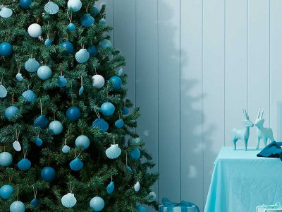 Create peaceful and relaxed festive flair with beach-themed Christmas decorations